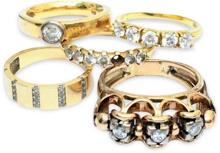 Goldringe mit Diamanten in verschiedenen Legierungen